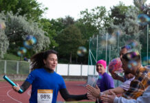 Élsportolók állnak a beteg gyerekek mellé