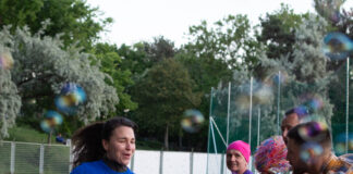 Élsportolók állnak a beteg gyerekek mellé