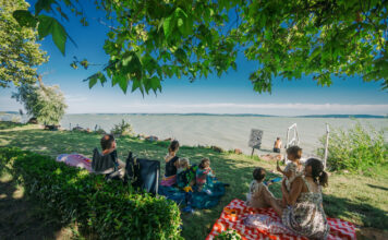 Digitális detox a Balatonon: így teszi le magától a telefont a gyerek
