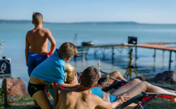 Amikor a szülő is nyaralni szeretne Kevesebb szervezés, több rugalmasság: ezért lehet jó választás a Balatontourist kemping gyerekes családoknak