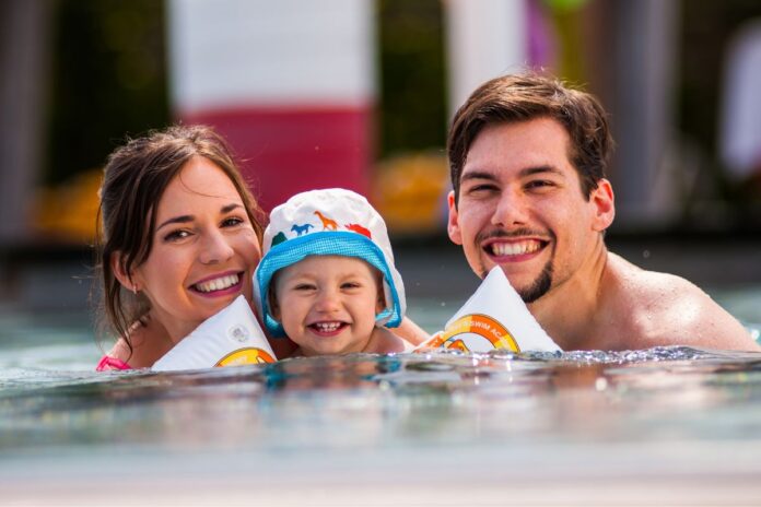 Baby_Familie-im-Wasser-(29)